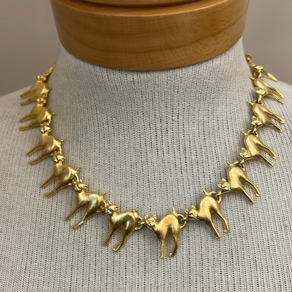 Vintage Gold-tone Sculptural Judith Woracek Mullen Cat Link Statement Necklace - Picture 16 of 17
